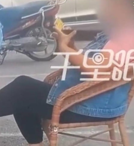 视频|菜刀刮腿毛再切菜！ 路边摊小贩恶心操作惹众怒