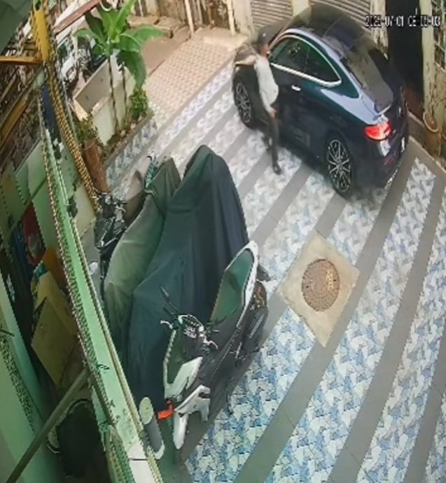 视频|路过刮花车身 男子可恶行径被拍下