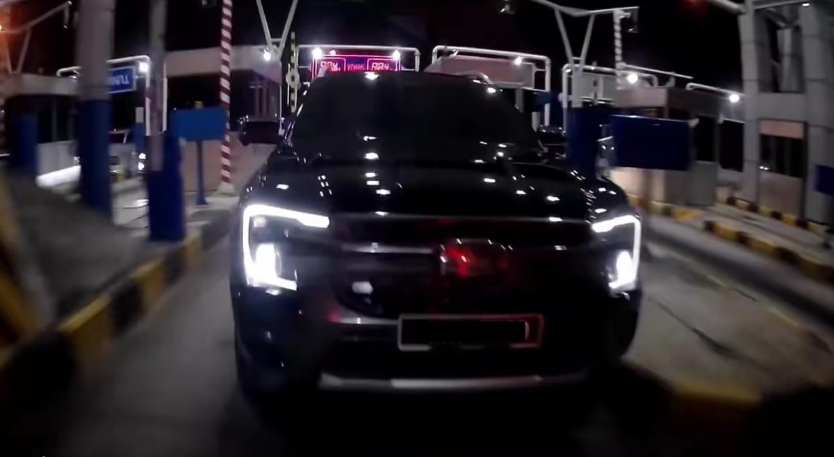 视频|踩油贴尾冲收费站 网轰“驾大车蹭过路费”