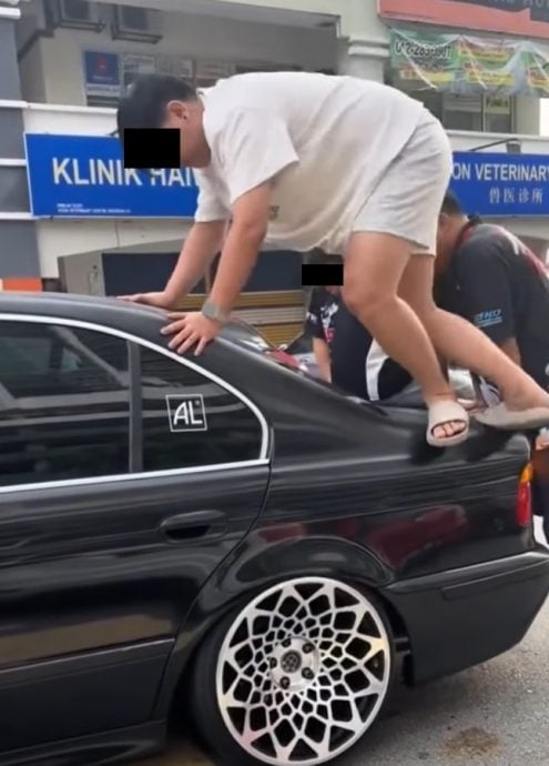 视频|轿车改太低卡路墩! 4男“CPR式救车”引热议