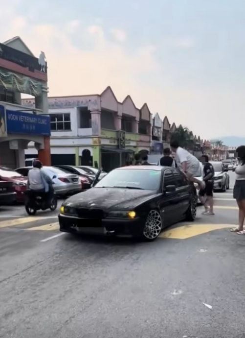 视频|轿车改太低卡路墩! 4男“CPR式救车”引热议