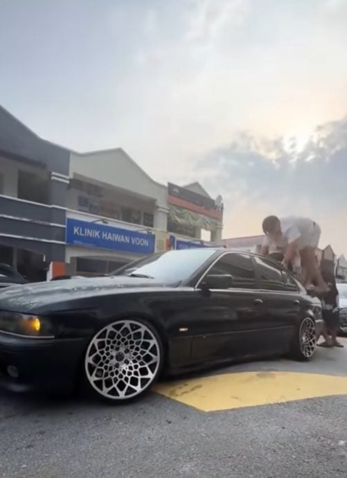 视频|轿车改太低卡路墩! 4男“CPR式救车”引热议