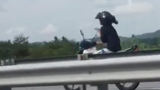 视频|边逆行骑行边玩手机 警方全力追缉女骑士