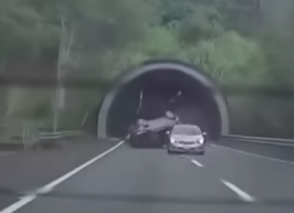 视频|追撞轿车翻滚近全毁 肇事司机爬出车外“打坐疗伤”