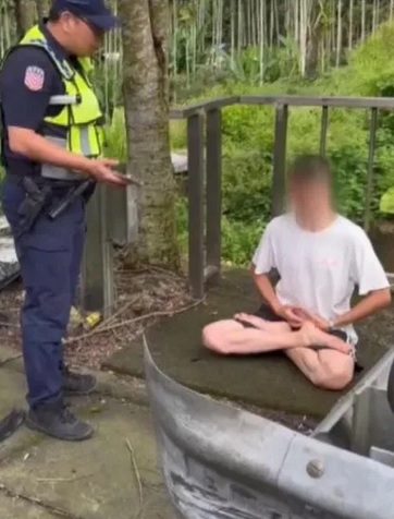 视频|追撞轿车翻滚近全毁 肇事司机爬出车外“打坐疗伤”