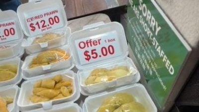 视频|闻到货卡飘香“失控” “榴梿控”半路U转尾随