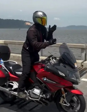 视频|骑行双脚站立跳“船头舞” 网民怒轰骑士太愚蠢!