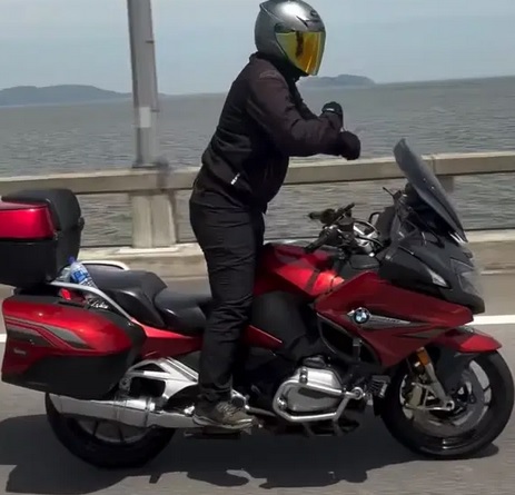 视频|骑行双脚站立跳“船头舞” 网民怒轰骑士太愚蠢!