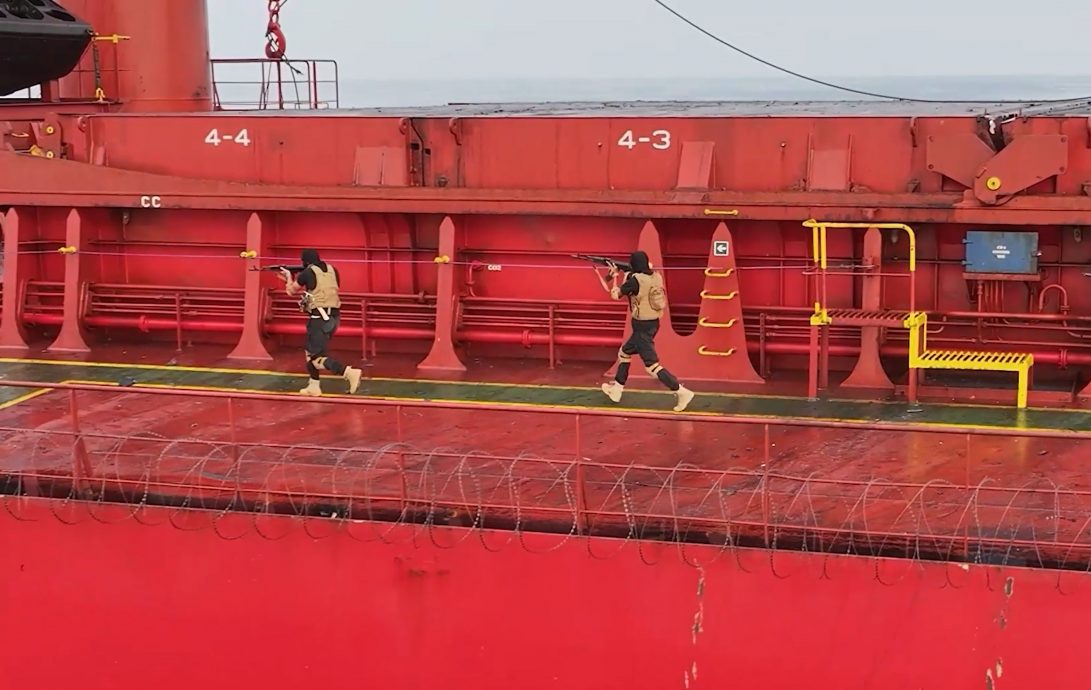 胡塞武装公布袭红海商船现场视频 “魔法海洋”号炸毁沉没全过程公开