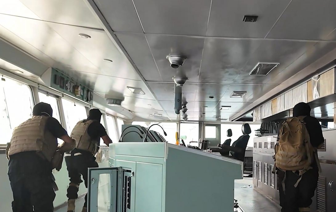 胡塞武装公布袭红海商船现场视频 “魔法海洋”号炸毁沉没全过程公开