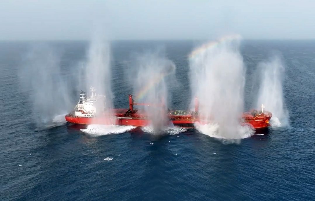 胡塞武装公布袭红海商船现场视频 “魔法海洋”号炸毁沉没全过程公开