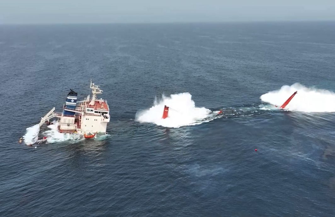 胡塞武装公布袭红海商船现场视频 “魔法海洋”号炸毁沉没全过程公开