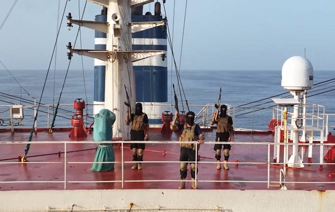 胡塞武装公布袭红海商船现场视频 “魔法海洋”号炸毁沉没全过程公开