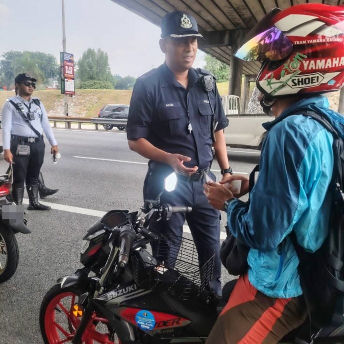 警方出动无人机取缔 141名没使用专用道摩托车骑士接罚单