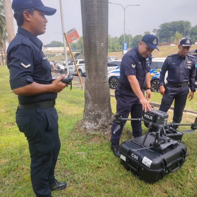 警方出动无人机取缔 141名没使用专用道摩托车骑士接罚单