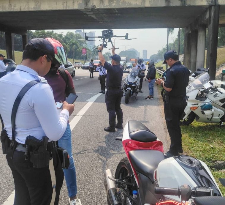 警方出动无人机取缔 141名没使用专用道摩托车骑士接罚单