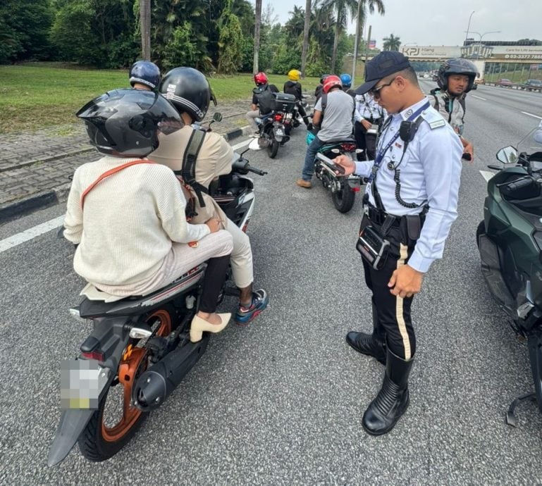 警方出动无人机取缔 141名没使用专用道摩托车骑士接罚单