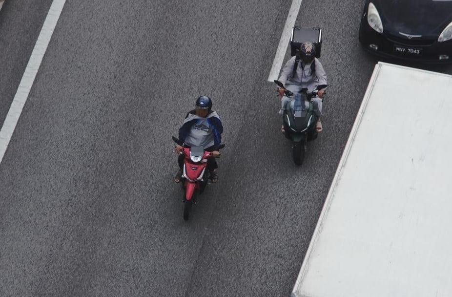 警方出动无人机取缔 141名没使用专用道摩托车骑士接罚单