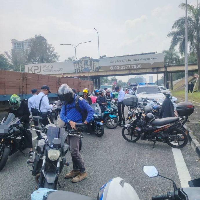 警方出动无人机取缔 141名没使用专用道摩托车骑士接罚单