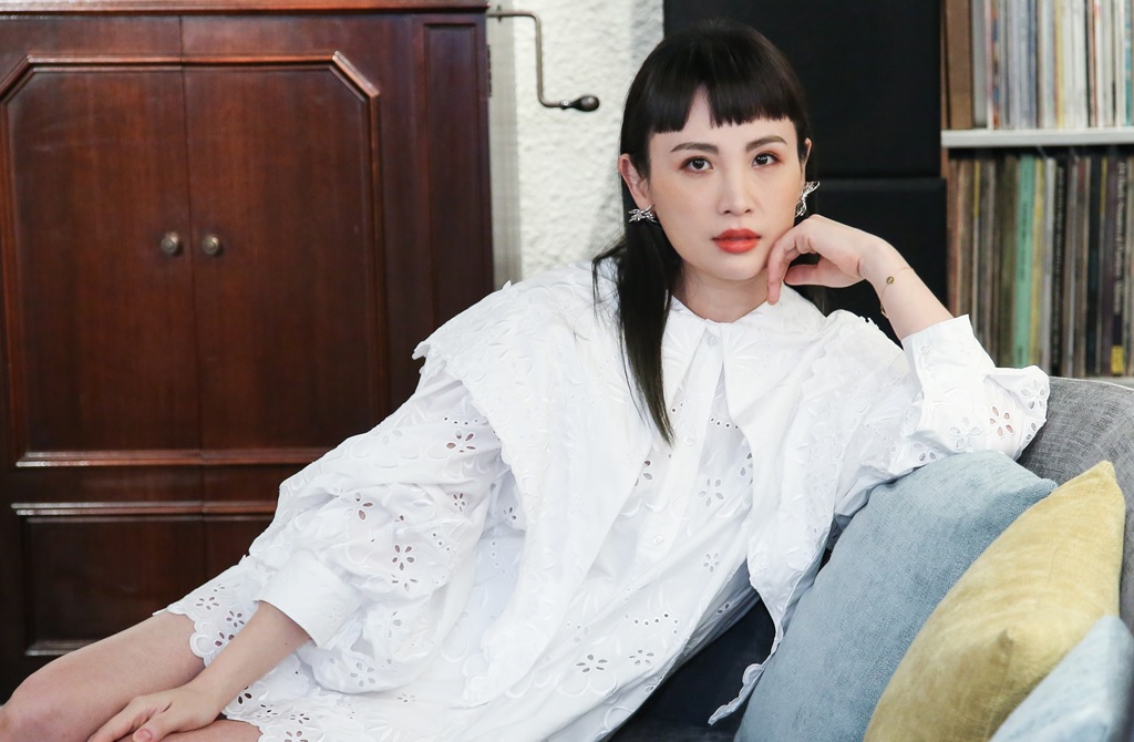 认爱小21岁男友陷风暴 魏如萱电台开麦:对不起