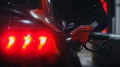 让妻抱娃去付账 他原地抽烟轻松等？ 男子油站这么做惹议