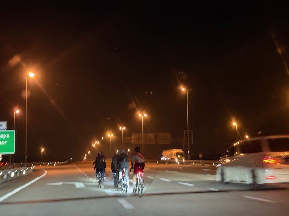 请签发-大都会:又是单车骑士占道旅骑/4图