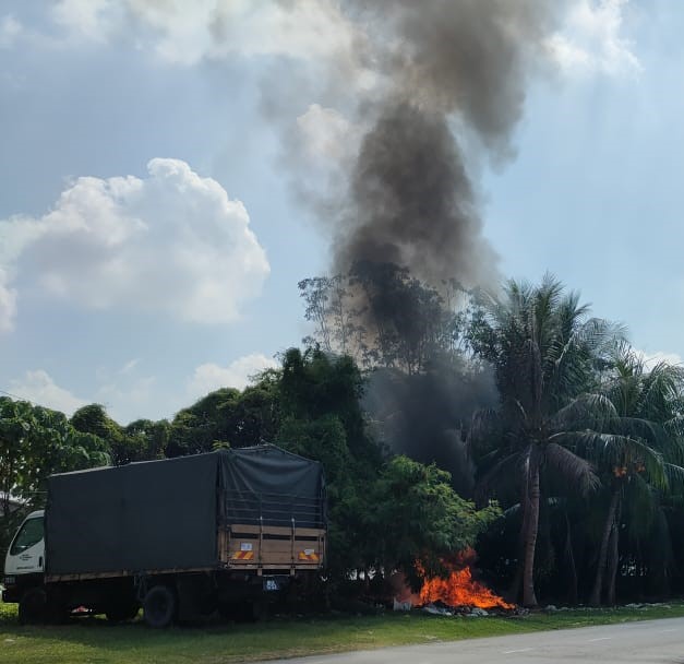 请签发-大都会/路旁垃圾堆无故起火，颜友鹰通报市厅快速队灭火