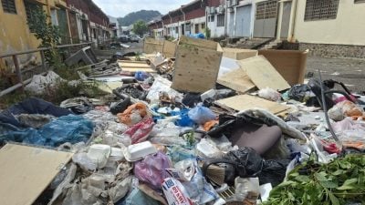 焦点社区：无拉港利丰工业区 | 厂家承包商乱丢  小巷沦非法垃圾场