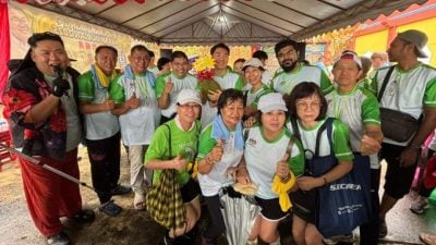 登山吃榴梿 雨中赴约  数百人冒雨上新港山