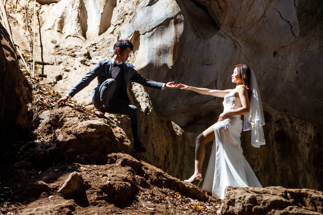 千里迢迢到吉德里山攀岩拍婚照，攀岩国手西装婚纱极限动作留纪念