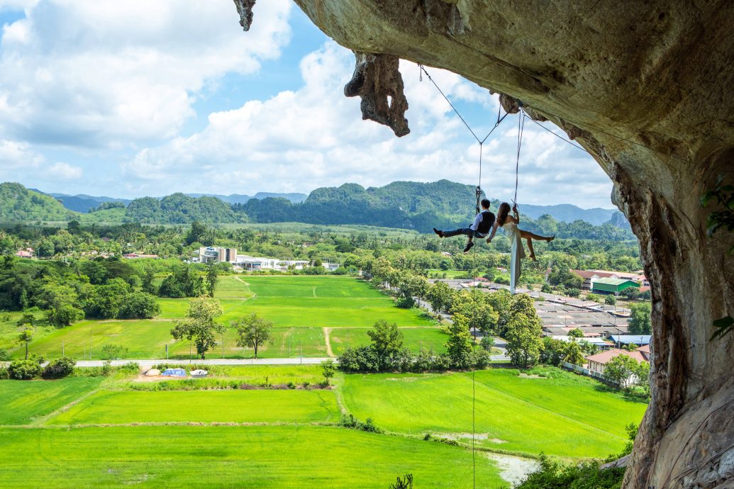 千里迢迢到吉德里山攀岩拍婚照，攀岩国手西装婚纱极限动作留纪念