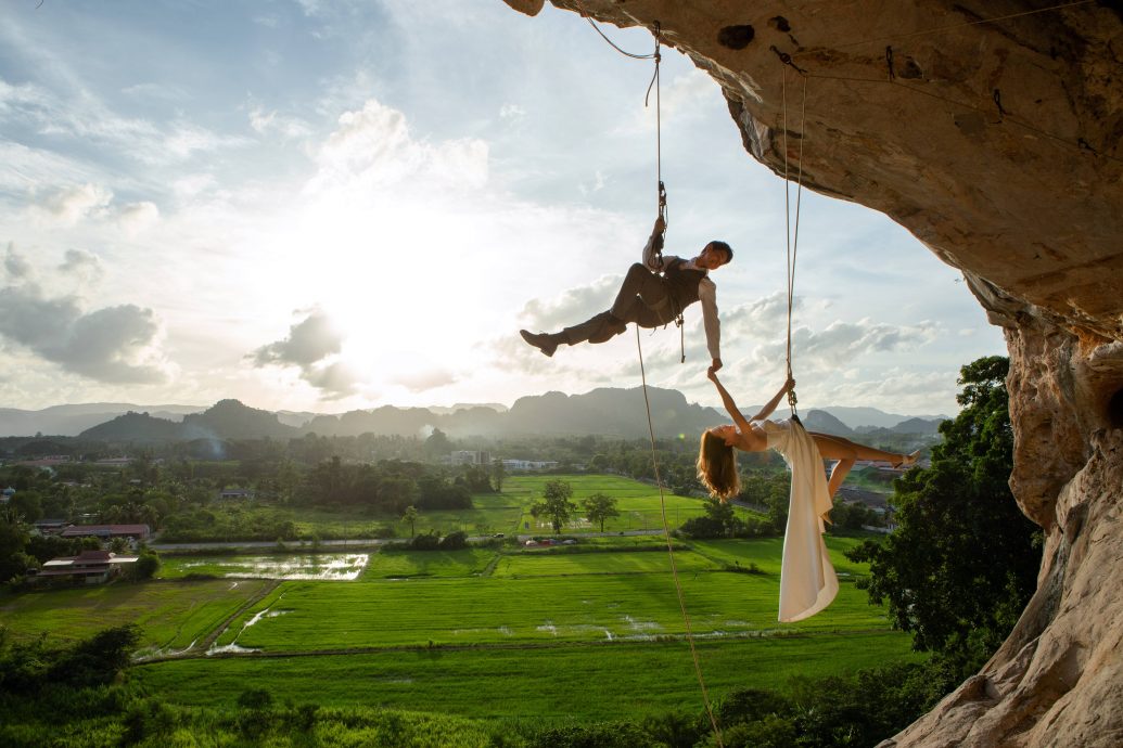 千里迢迢到吉德里山攀岩拍婚照，攀岩国手西装婚纱极限动作留纪念