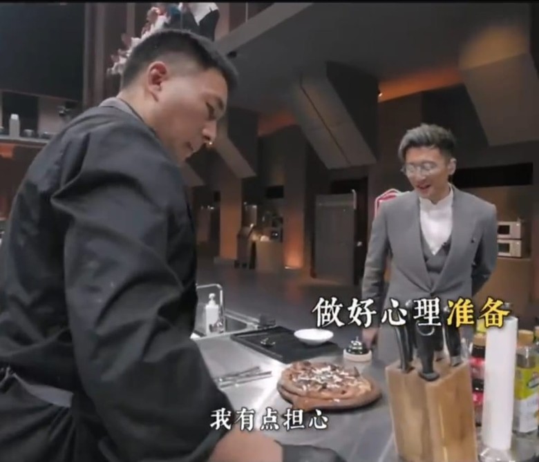 谢霆锋当评审啃全虫披萨　《一饭封神》被指抄袭《黑白大厨》