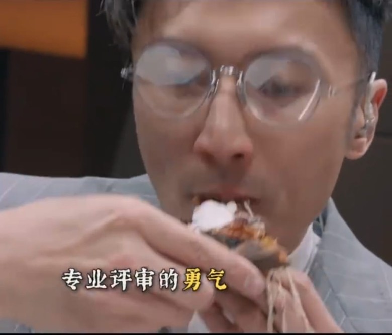 谢霆锋当评审啃全虫披萨　《一饭封神》被指抄袭《黑白大厨》