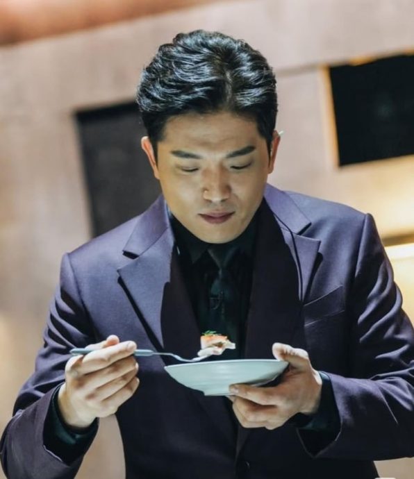 谢霆锋当评审啃全虫披萨　《一饭封神》被指抄袭《黑白大厨》