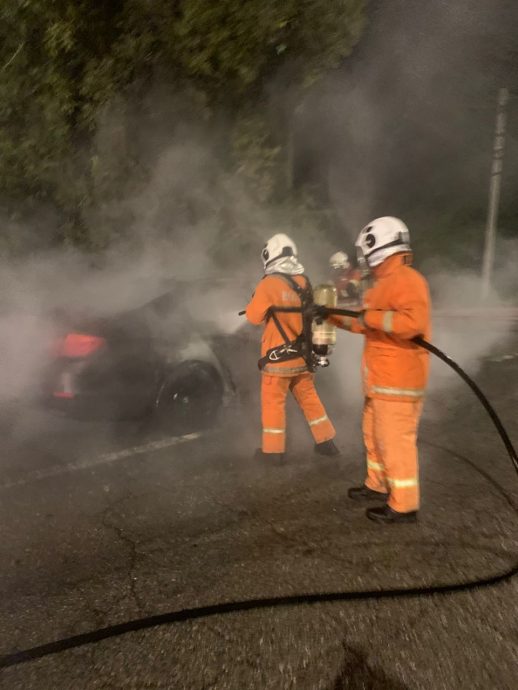 豪车深夜遭火烧 车毁90%无人伤亡