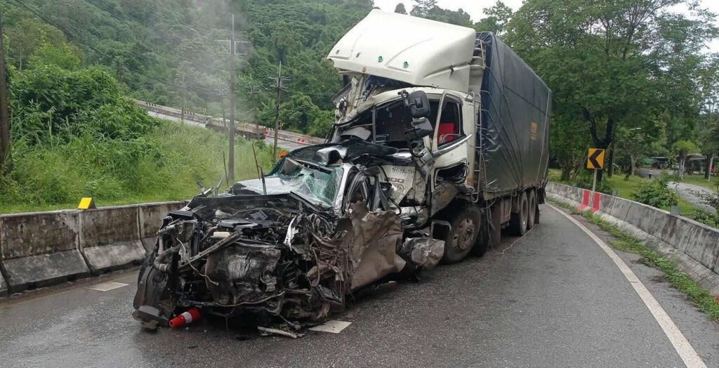 货车下坡失控连撞5车 “百死弯道”再夺3命