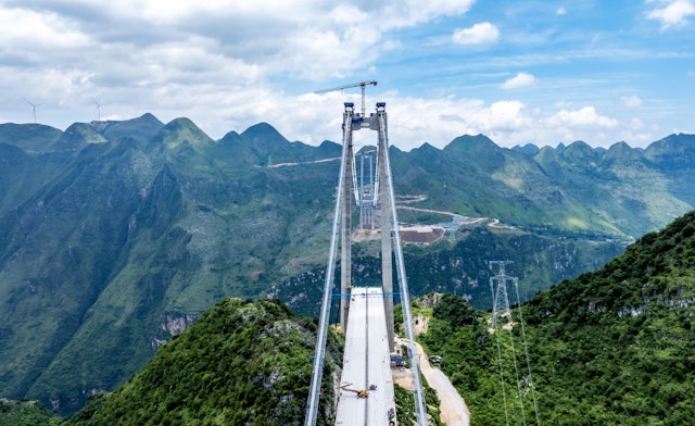 贵州在建世界第一高桥配套“空中电梯”封顶　可体验蹦极、云端漫步