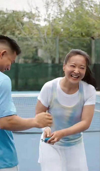 贾玲亲晒健美身材 粉碎复胖传闻