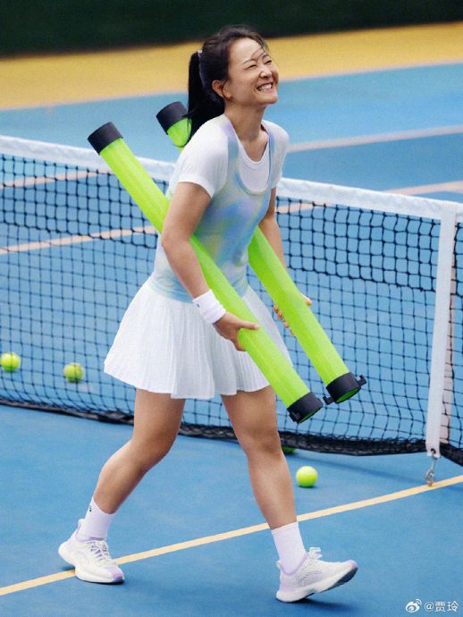 贾玲亲晒健美身材 粉碎复胖传闻