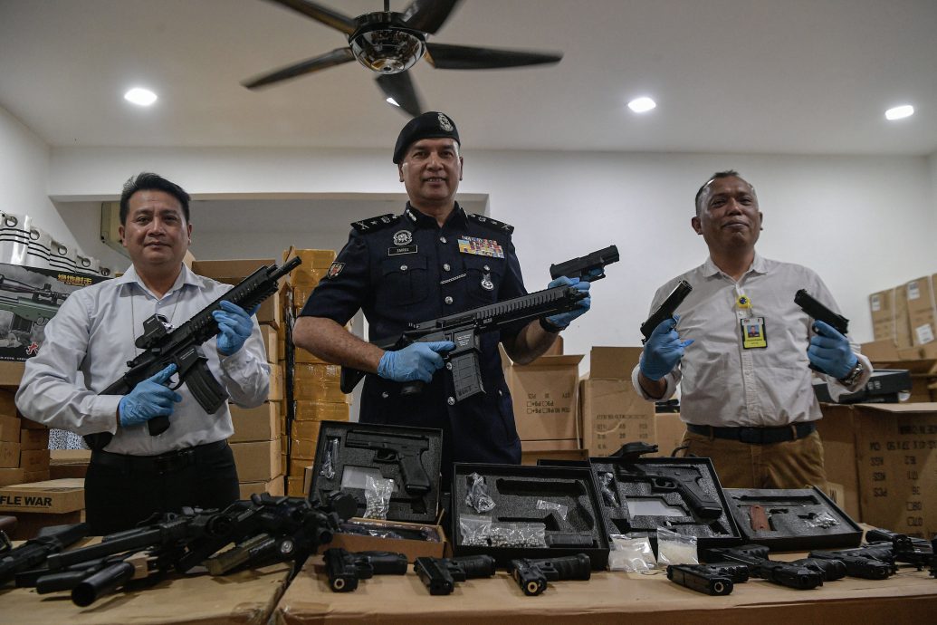 走私仿真枪进口包装再卖·警逮捕3男女 起获数百支“枪械”