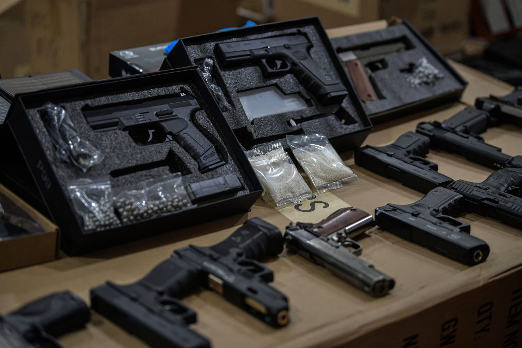 走私仿真枪进口包装再卖·警逮捕3男女 起获数百支“枪械”