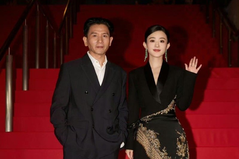 赵丽颖恋情疑见光死 陪儿逛街不见赵德胤