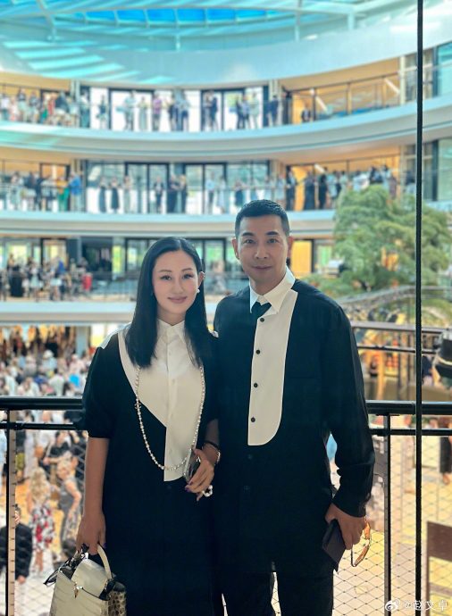 赵文卓罕晒全家福 17岁学霸爱女惊艳全网