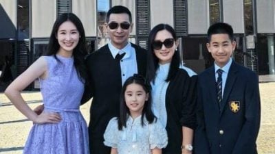 赵文卓罕晒全家福 17岁学霸爱女惊艳全网