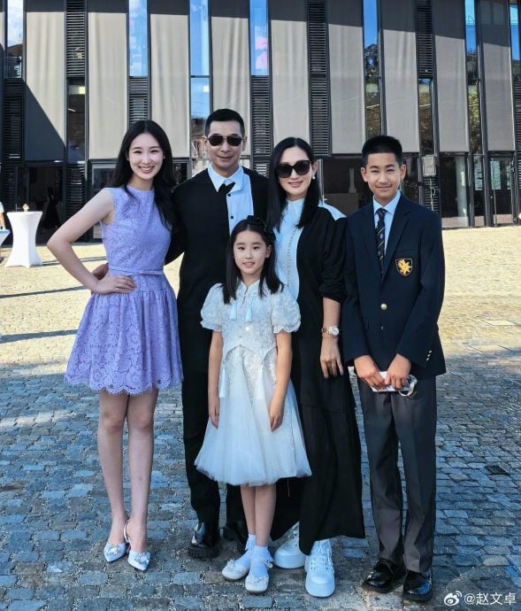 赵文卓罕晒全家福 17岁学霸爱女惊艳全网
