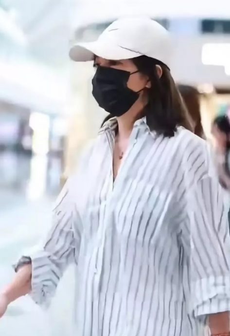 赵薇罕见合体15岁爱女 现身机场成焦点