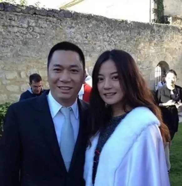 赵薇罕见合体15岁爱女 现身机场成焦点