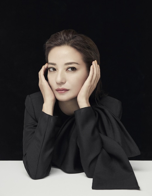 赵薇罕见合体15岁爱女 现身机场成焦点