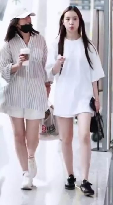 赵薇罕见合体15岁爱女 现身机场成焦点